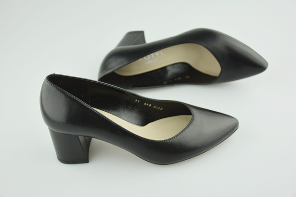 Kotyl 549 czarny lico