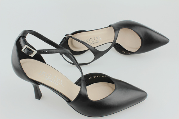 Kotyl 3727 czarny lico