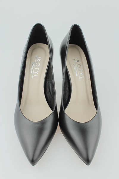 Kotyl 8523 czarny lico