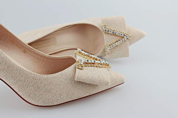 Błyszczące szpilki z koralikami m.266 szampański złoty