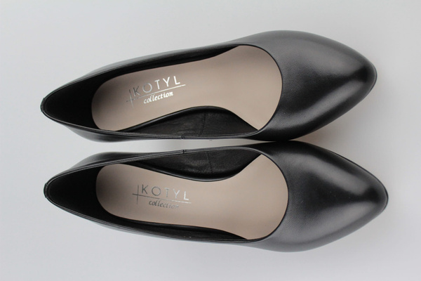 Kotyl 883 czarny lico