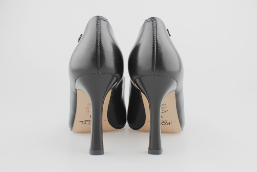 Kotyl 8511 czarny lico