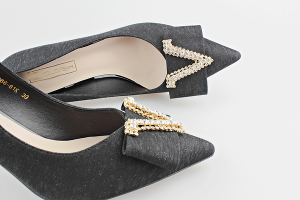 Błyszczące szpilki z koralikami m.266 czarny