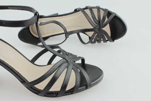 Kotyl 4379 czarny lico