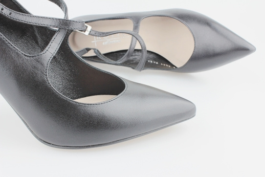 Kotyl 8511 czarny lico