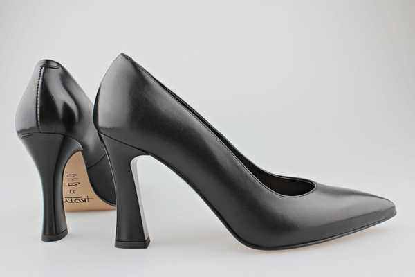 Kotyl 8501 czarny lico