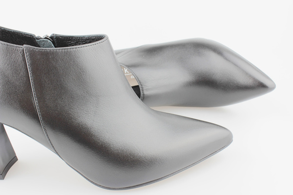 Kotyl 3722 czarny lico