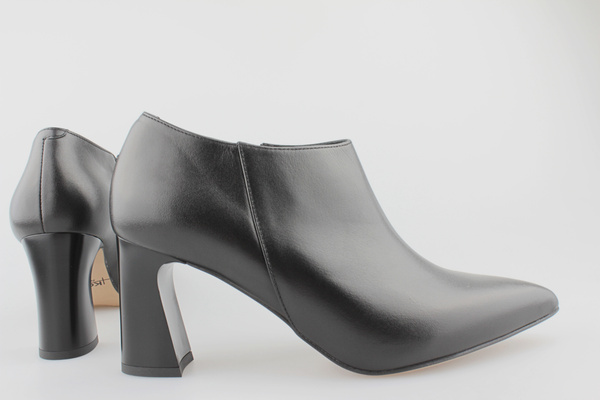 Kotyl 3722 czarny lico