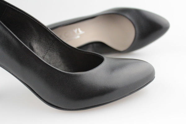 Kotyl 883 czarny lico