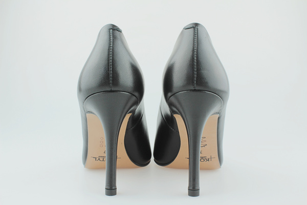 Kotyl 8523 czarny lico