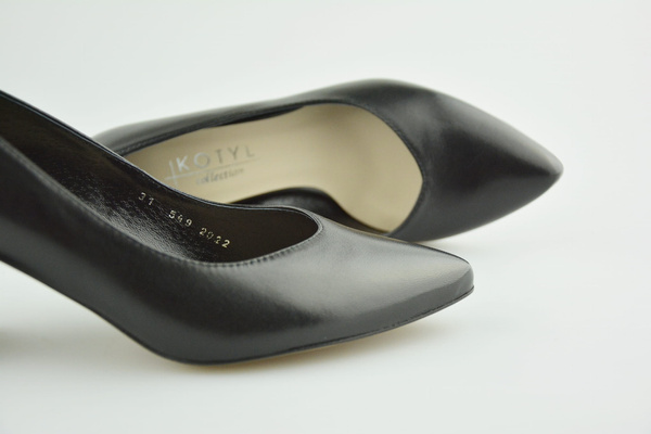 Kotyl 549 czarny lico