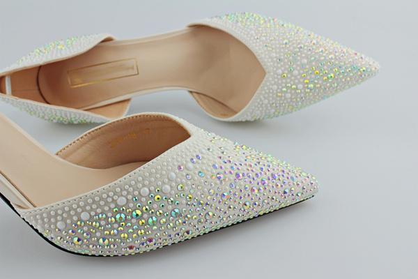 Błyszczące szpilki z koralikami m.252 złoty biały