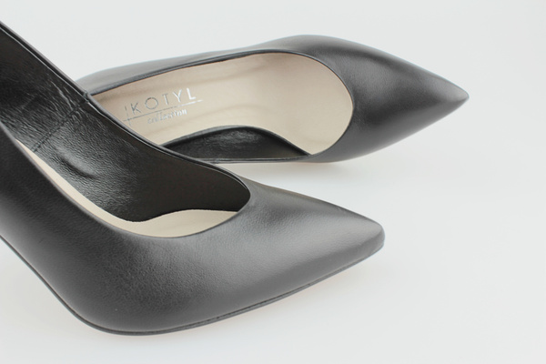 Kotyl 8523 czarny lico