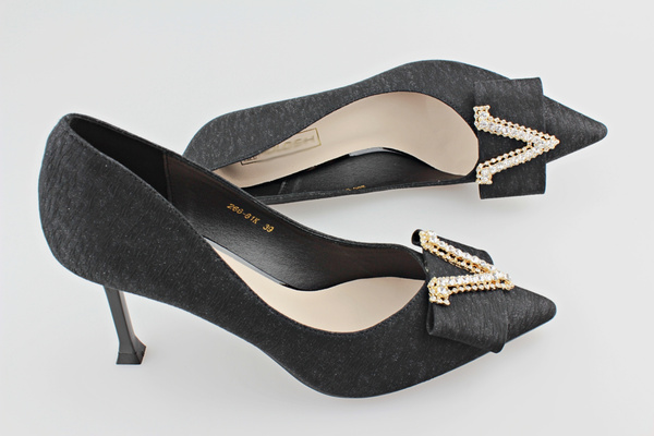 Błyszczące szpilki z koralikami m.266 czarny