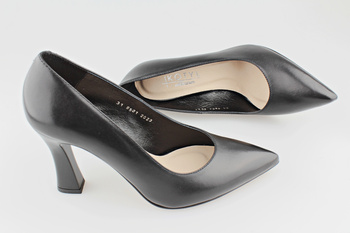 Kotyl 8501 czarny lico