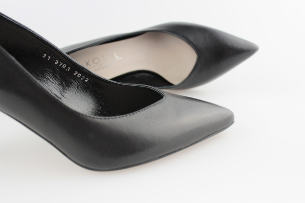 Kotyl 3701 czarny lico