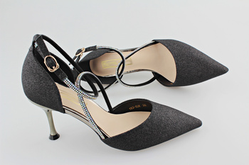 Błyszczące szpilki z koralikami m.163 czarny