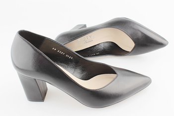 Kotyl 3717 czarny lico 