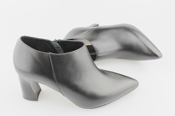 Kotyl 3722 czarny lico 